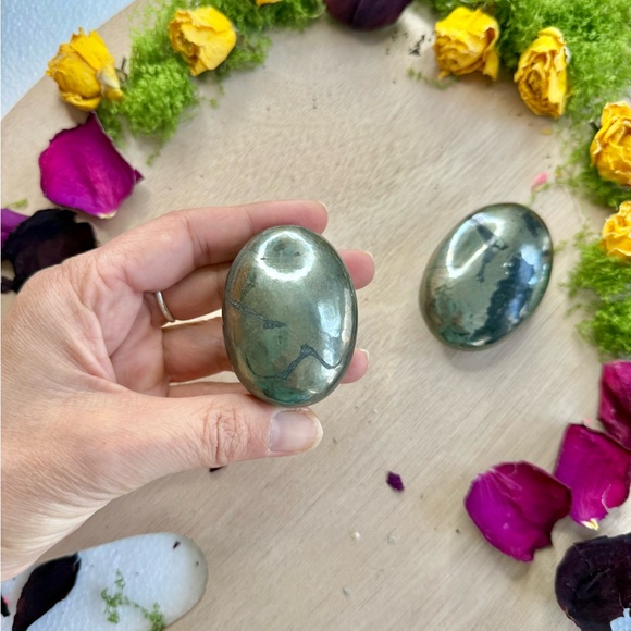 Pyrite Palmstone (one) - Picture 4 of 4